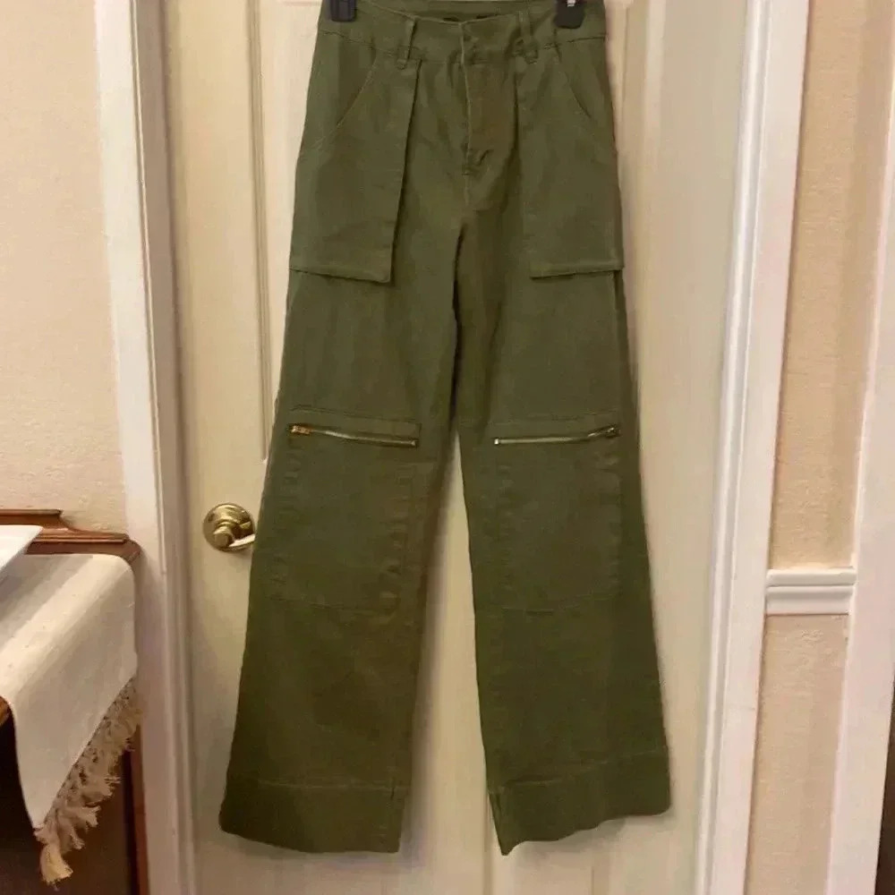 NWOT flared cargo pants with zippers. Forever 21